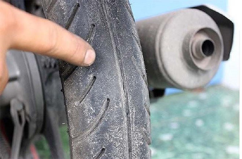 thay lốp xe máy bao nhiêu tiền