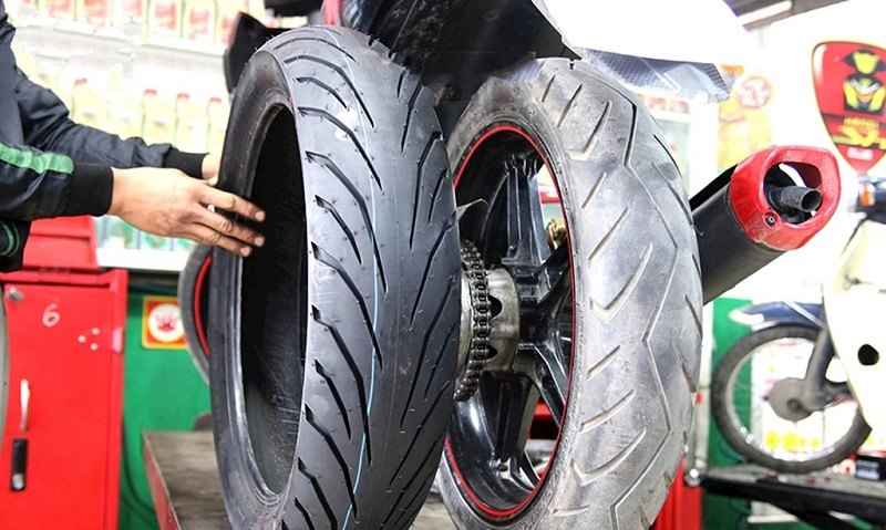 thay lốp xe máy hết bao nhiêu tiền