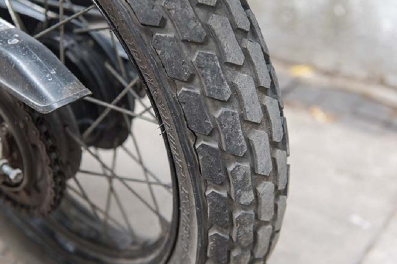 thay săm lốp xe máy hết bao nhiêu tiền