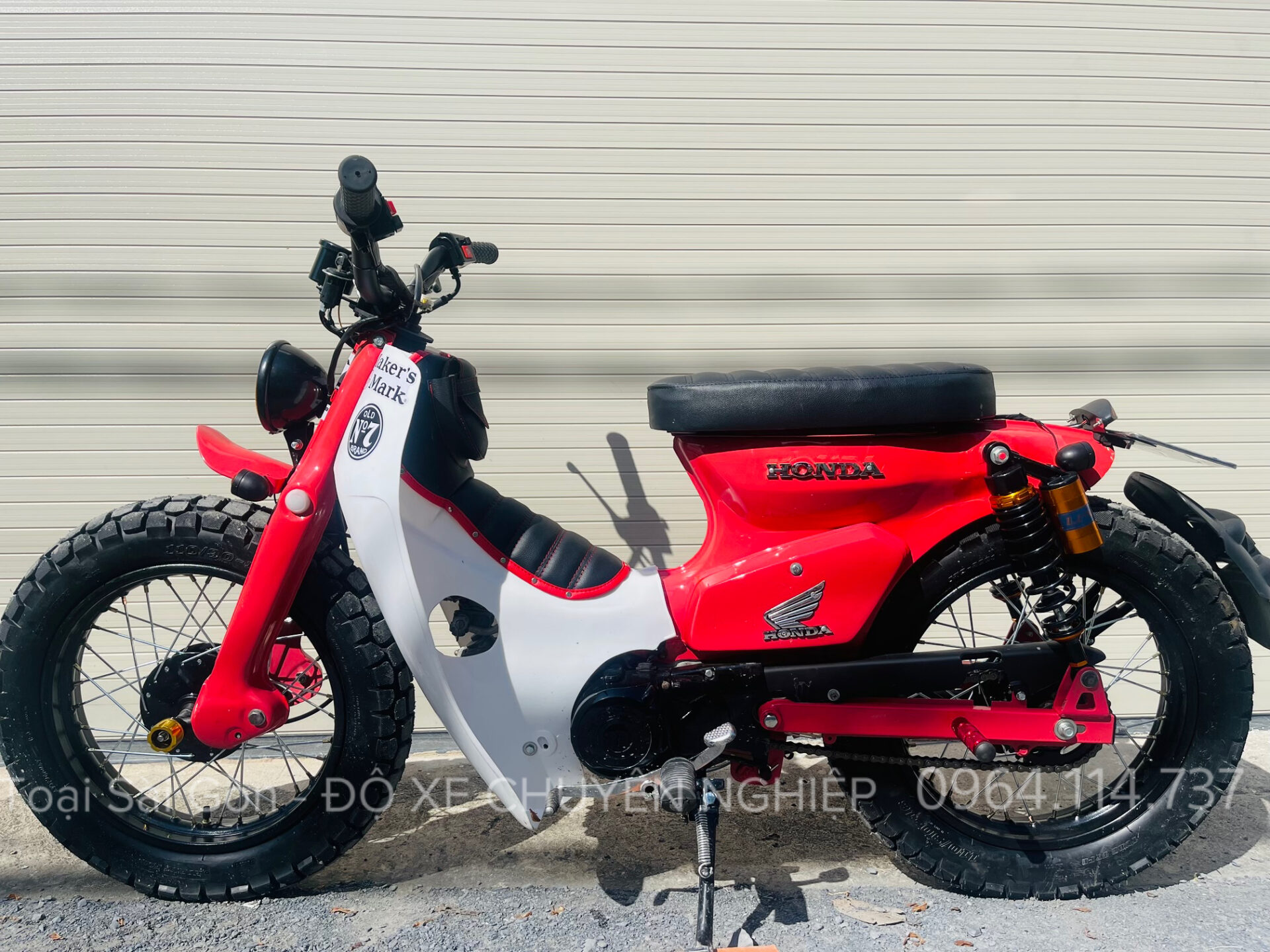 Với màu đỏ nổi bật và các chi tiết mạ crom sáng bóng, chiếc Cub độ này chắc chắn thu hút mọi ánh nhìn trên phố.