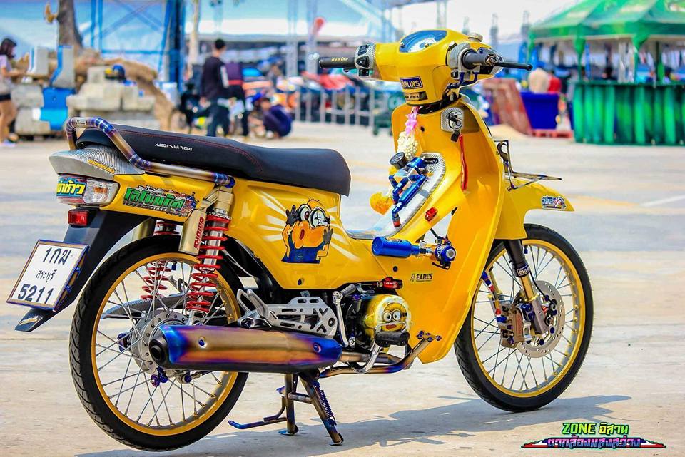 Với màu sơn vàng hoàng gia và các chi tiết mạ vàng, chiếc Cub độ này tỏa sáng như một viên ngọc quý.