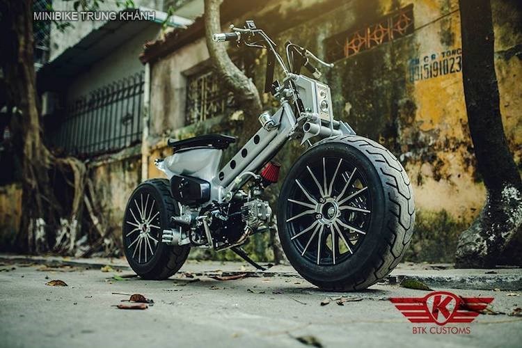 Bánh xe được nâng cấp lớn hơn, kết hợp với hệ thống phanh hiện đại, tạo nên vẻ đẹp mạnh mẽ và vững chắc cho chiếc Cub độ.