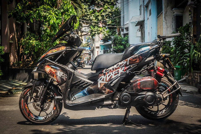 Bức ảnh NVX độ này nổi bật với dàn áo mới lạ, thiết kế độc đáo kết hợp màu sắc cá tính, tạo nên một phong cách riêng biệt và cuốn hút.